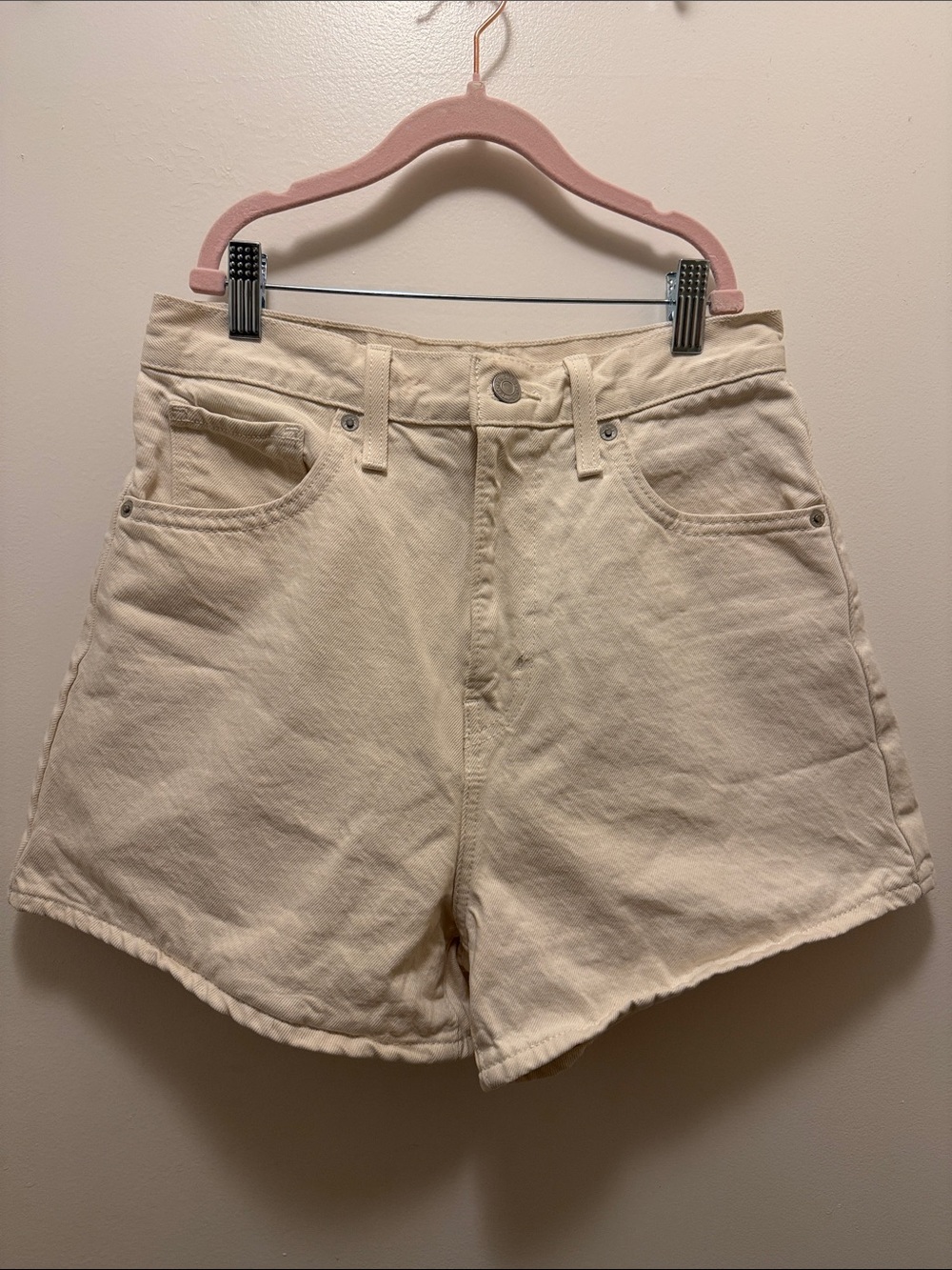 Levi’s High-Waisted '80s Mom Shorts - Cream / Ecru